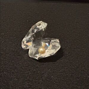 Swarovski Crystal mini shell with pearl
